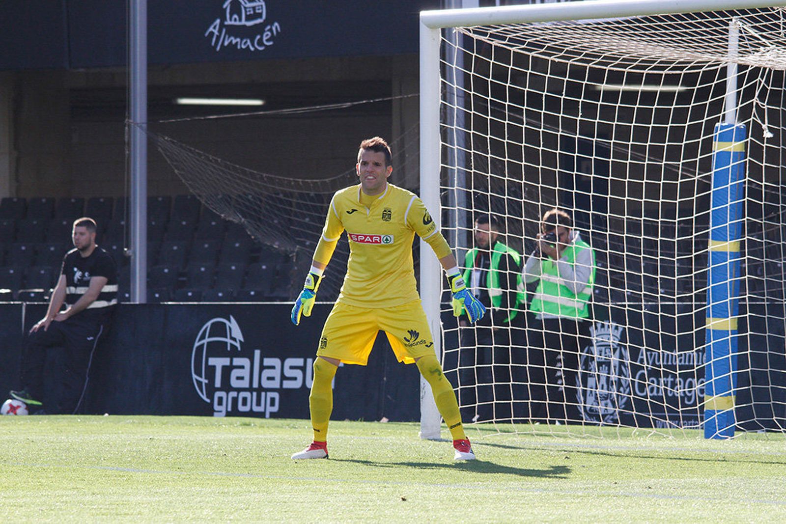 El meta del Cartagena Pau Torres, durante un partido.