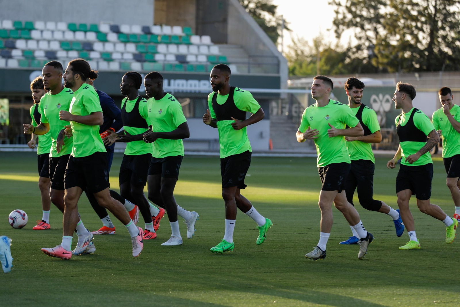 Las fotos del entrenamiento del Betis previo al derbi