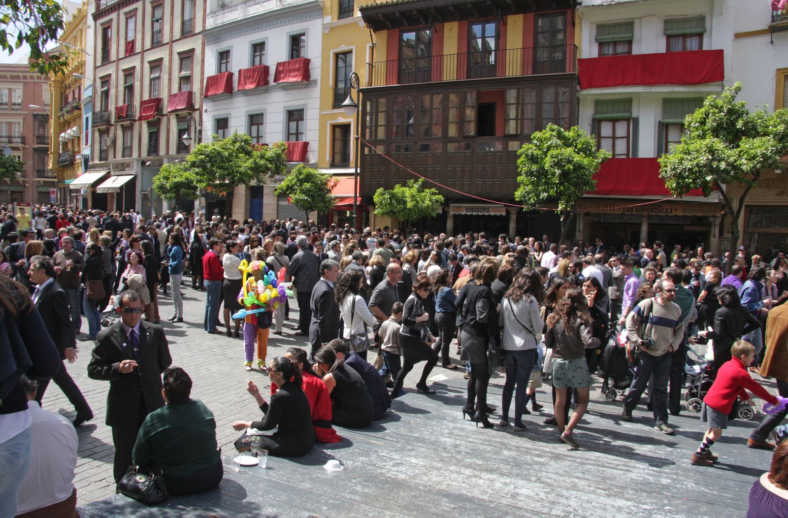 Los vecinos de la Plaza del Salvador rechazan de plano el aumento de los veladores