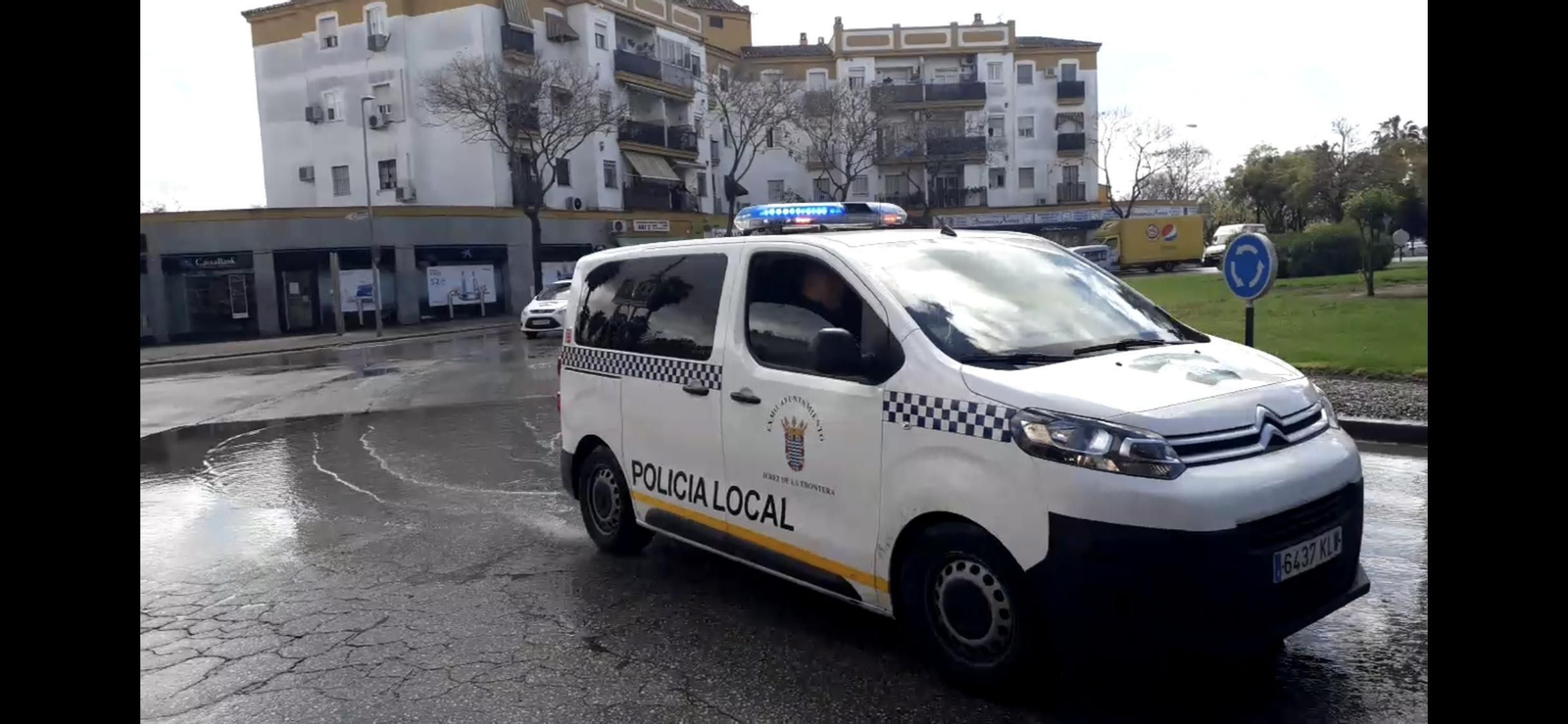 Policia Local informando la prohibición de estar en la calle