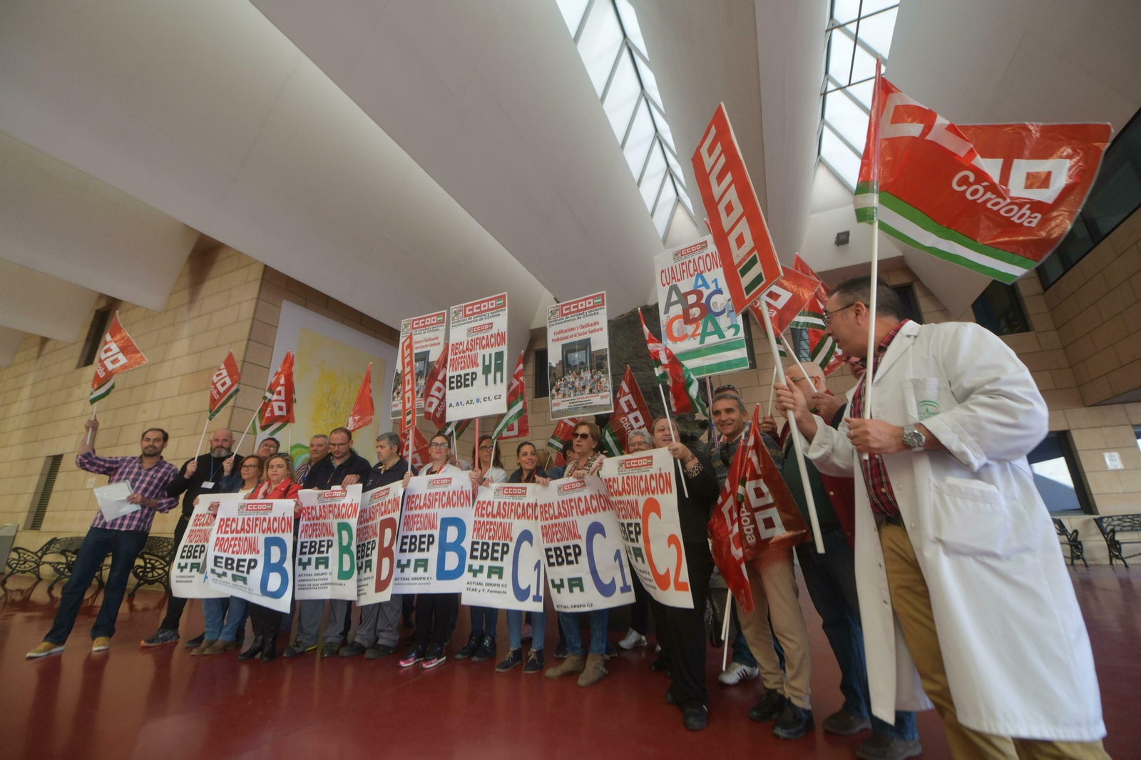 Profesionales sanitarios en una de las concentraciones en el Reina Sofía.