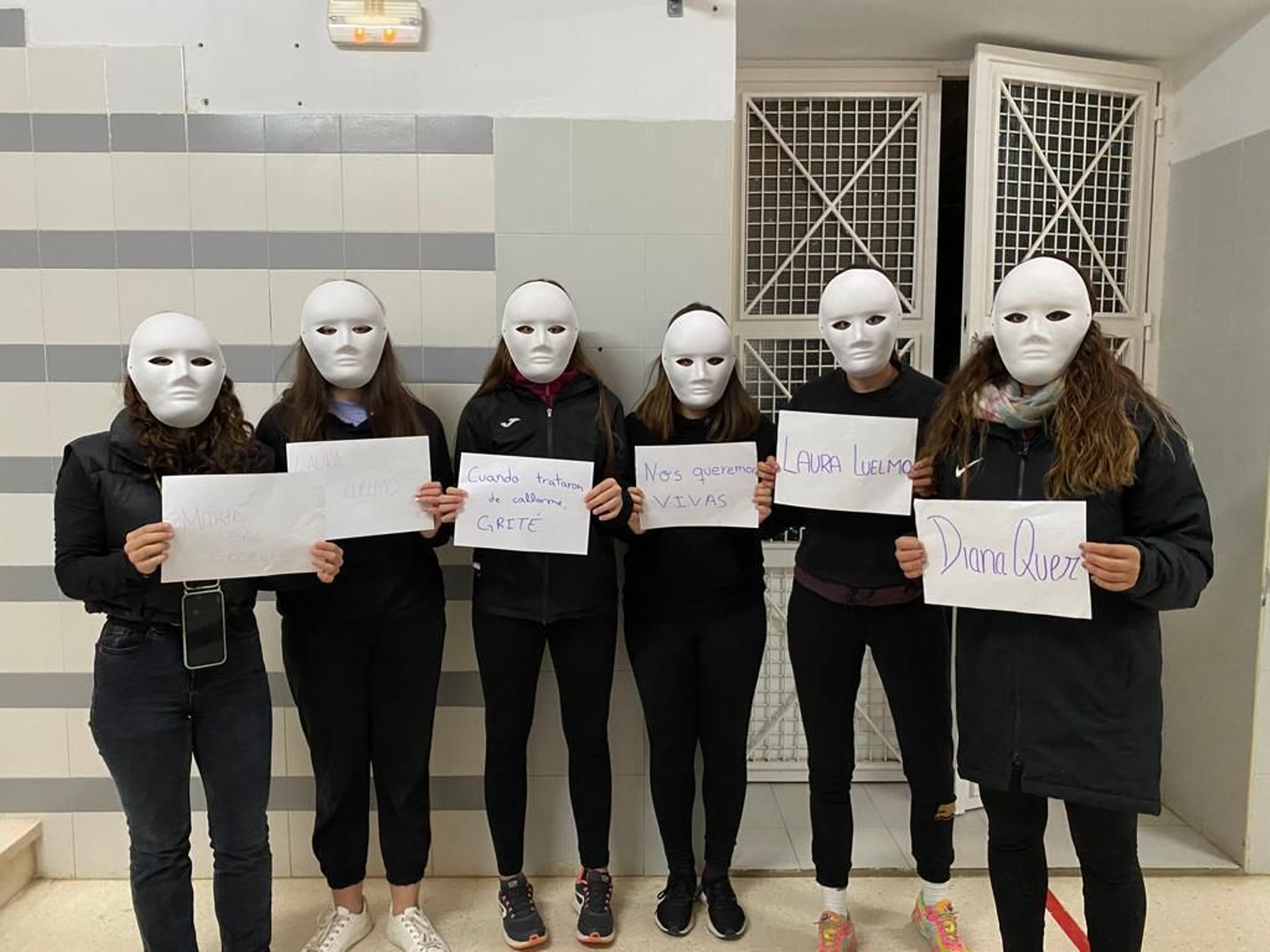 Actividad de alumnas del IES Vázquez Díaz de Nerva en el Día contra la violencia de género.