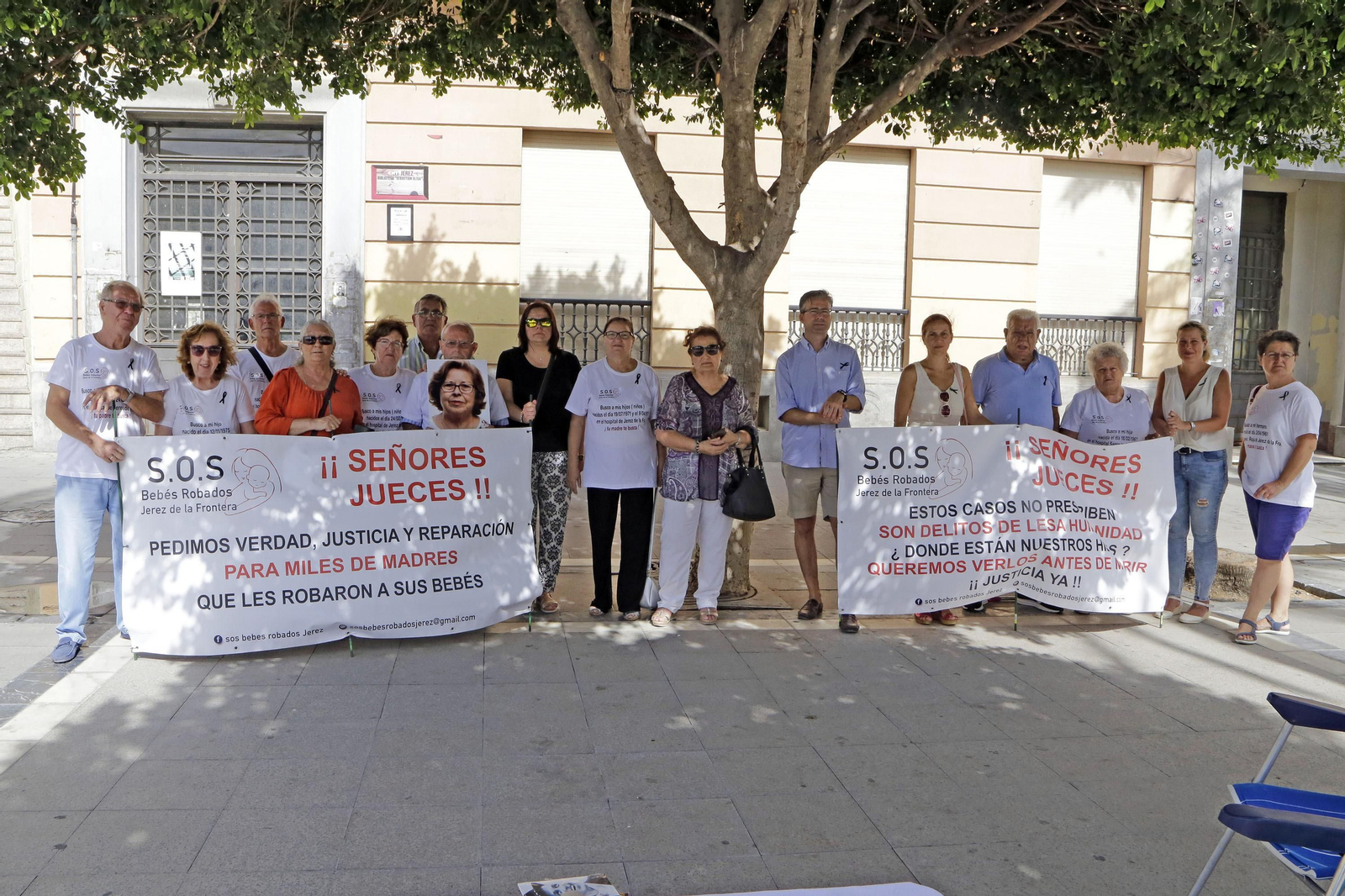 Una pasada concentración de las familias de 'SOS Bebés Robados' de Jerez
