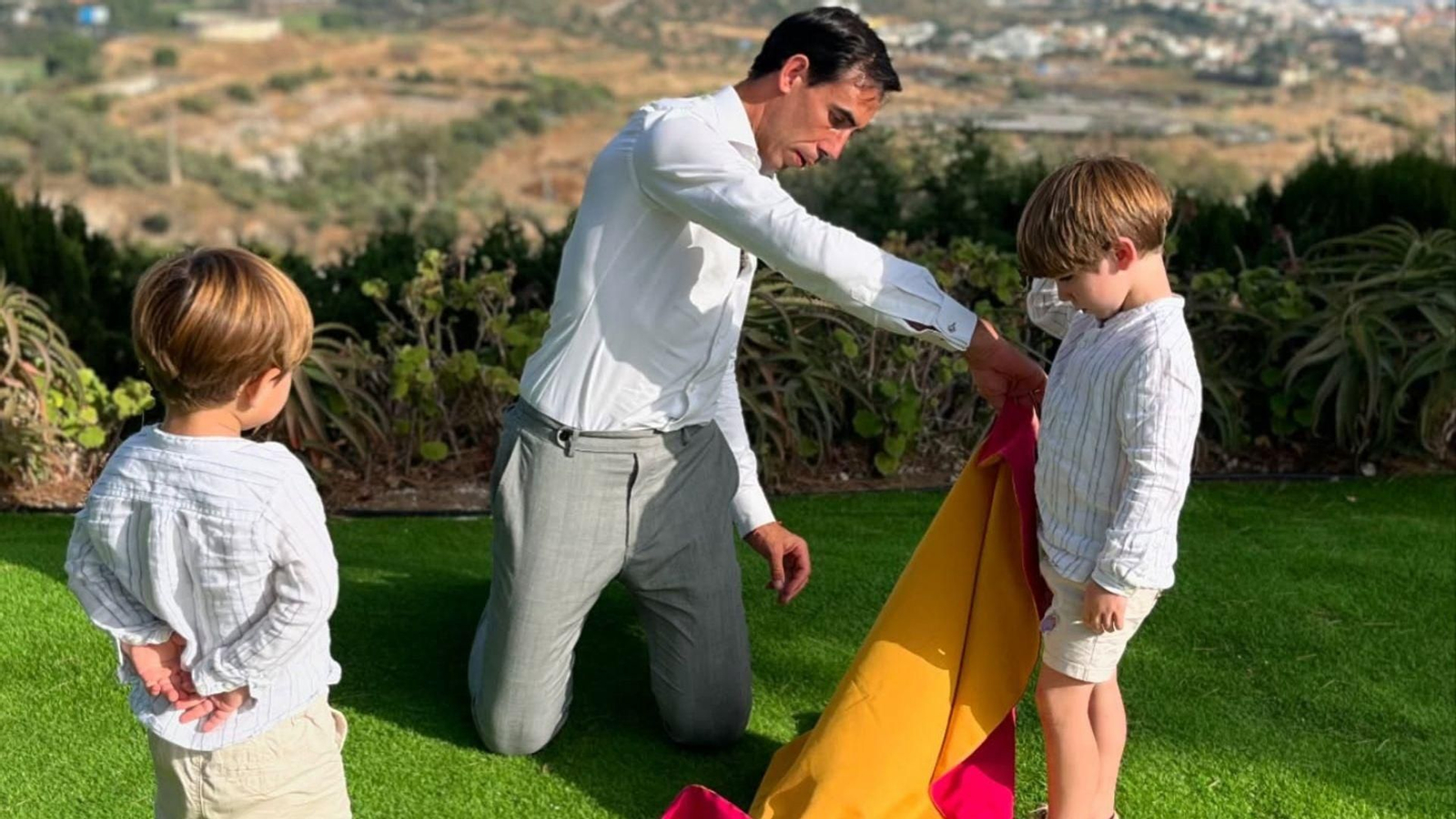 El torero Saúl Jiménez Fortes juega al toro junto a sus hijos en su casa de Málaga.
