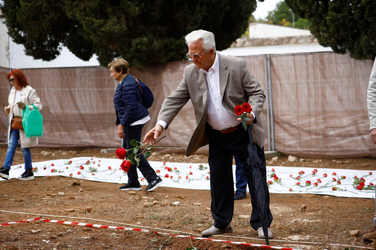 El acto de homenaje previo a las exhumaciones de las fosas en la Salud, en imágenes