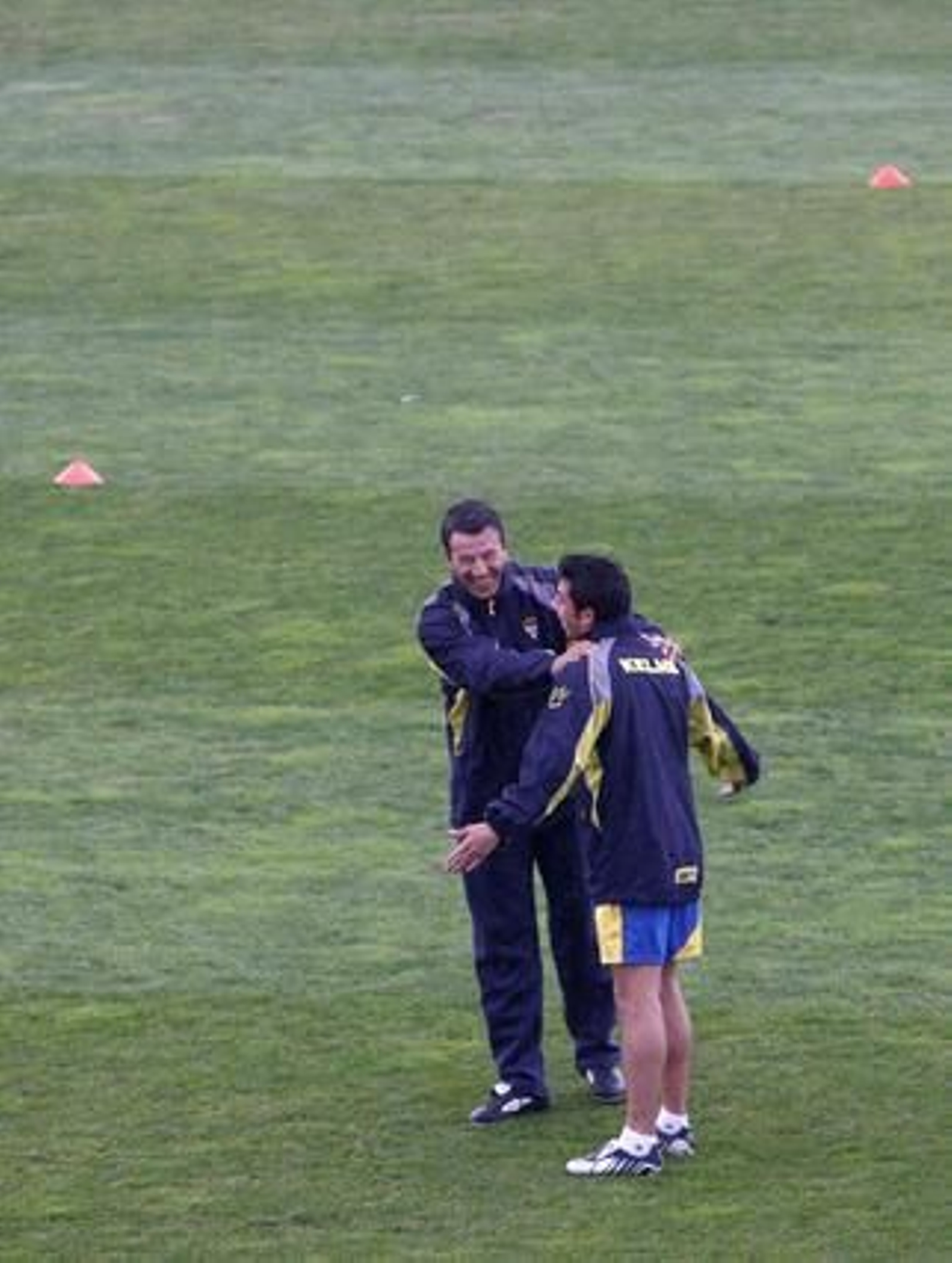 El técnico bromea con Carlos Caballero. 

Foto: Borja Benjumeda