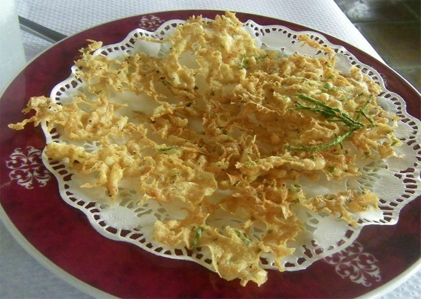 Tortillita de camarones casi transparentes en Casa La Titi