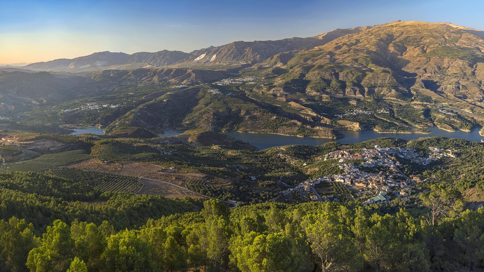El Valle de Lecrín cuenta con su propia magia que la hace única y especial. El Valle de Lecrín cuenta con su propia magia que la hace única y especial.