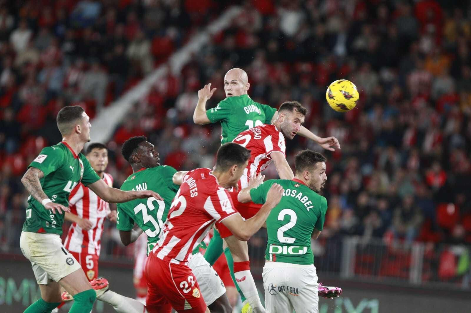 Baptistao intenta un remate en presencia de Guridi, Gorosabel, Omorodion, Rafa Marín y Montes