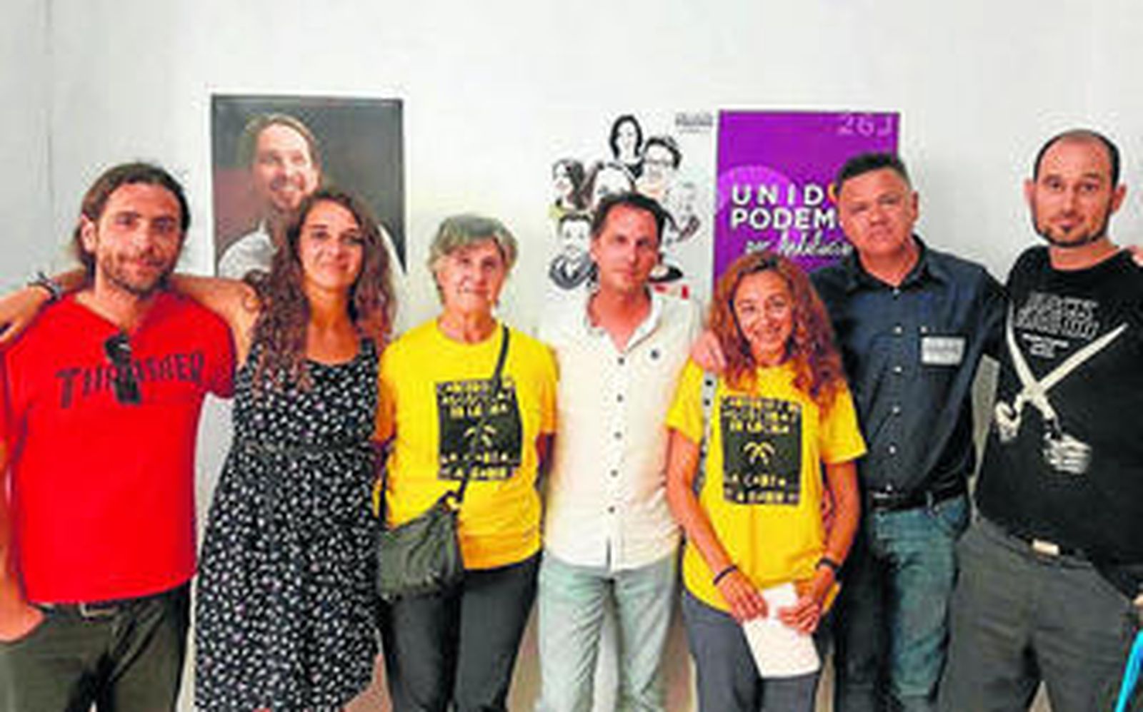 Los candidatos de Unidos Podemos junto a trabajadores de Correos.