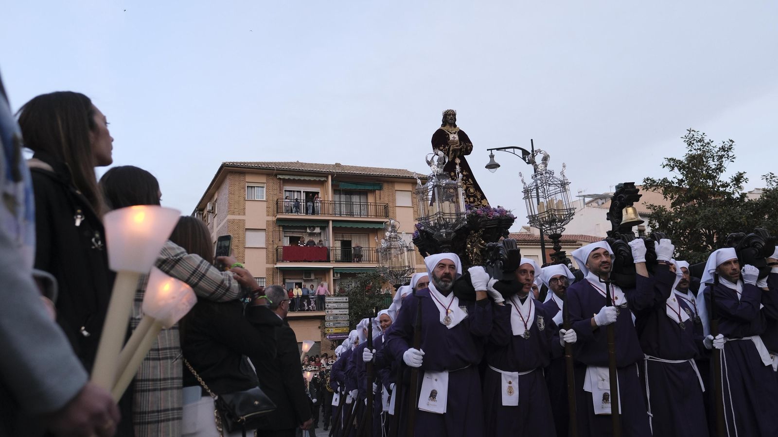 Penitentes esperando el paso del Rescate para incorporarse al cortejo Penitentes esperando el paso del Rescate para incorporarse al cortejo