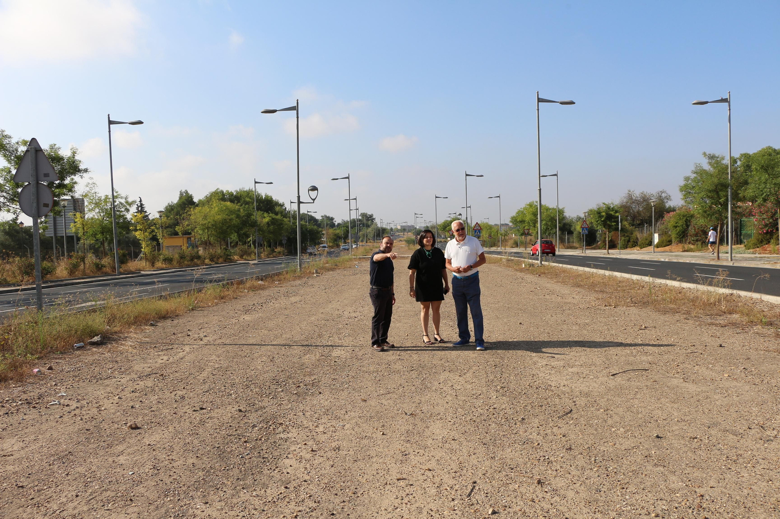 Virginia Pérez y Jaime Raynaud en la plataforma terriza sobre la que iba el Tranvía del Aljarafe.