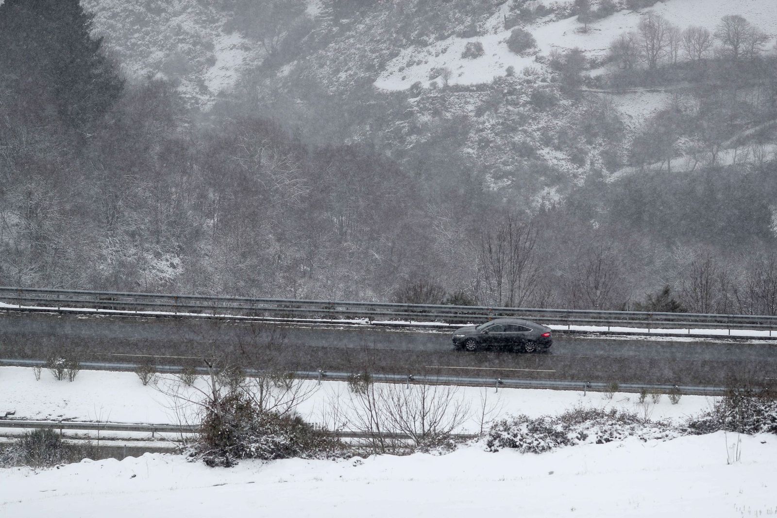 La nieve tiñe de blanco en norte de España
