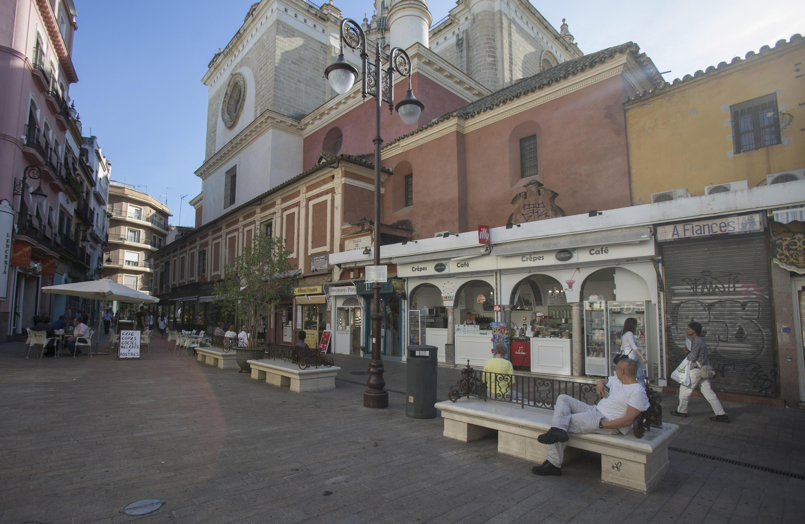 Las tiendas de la Plaza del Pan adosadas al Salvador.