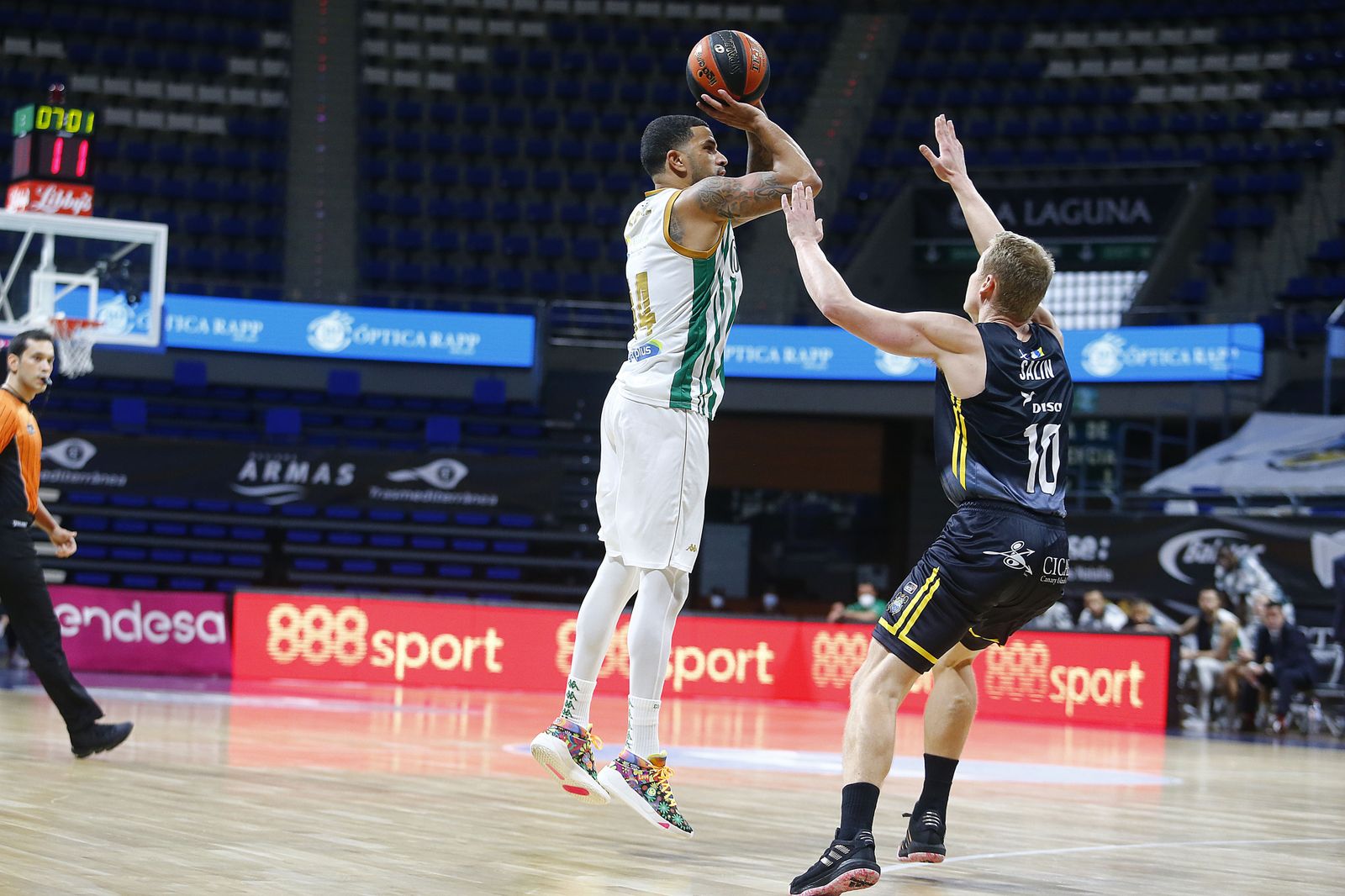 Feldeine lanza un triple en prensencia de Salin, del Lenovo Tenerife.