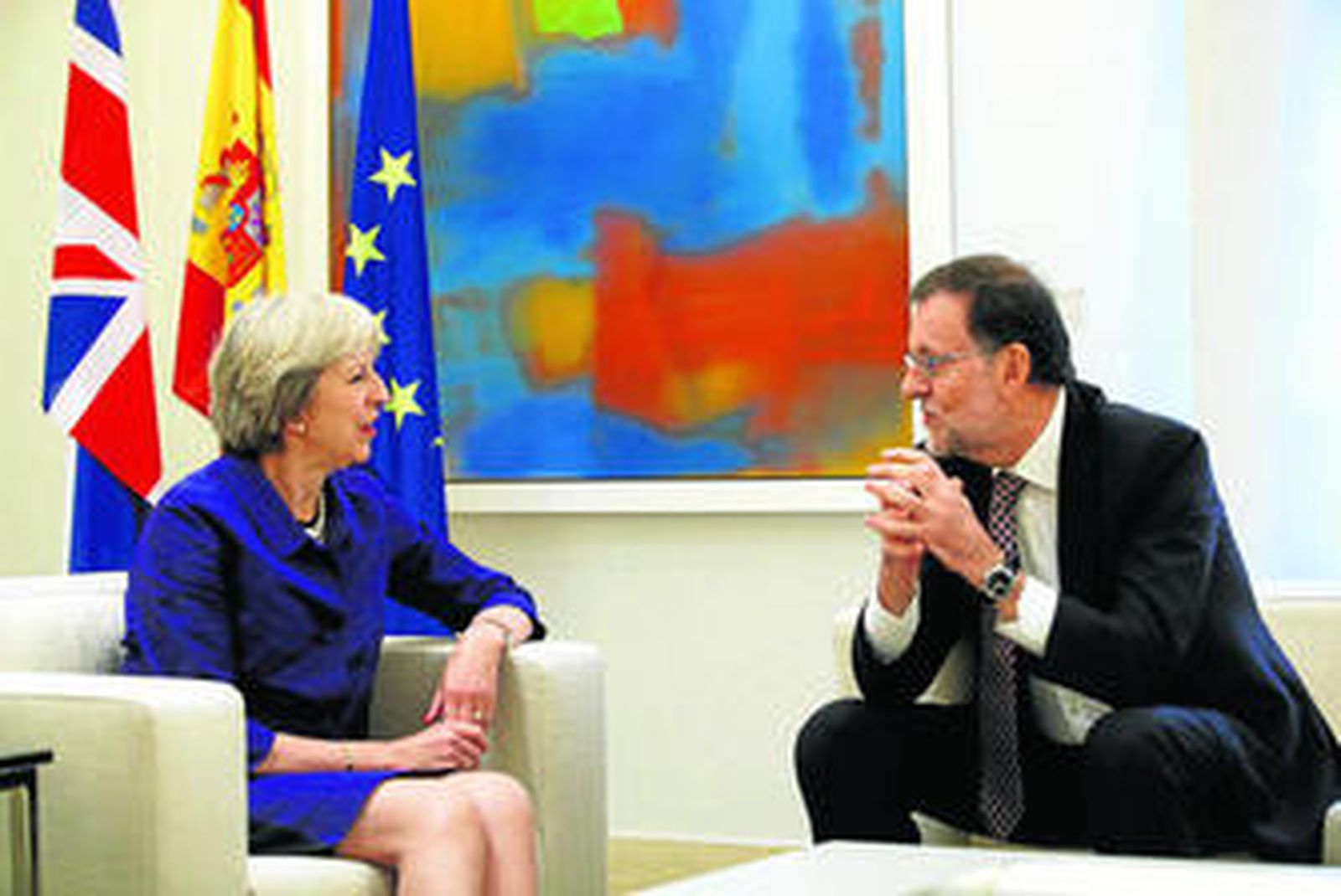 Theresa May y Mariano Rajoy hablan ayer en el Palacio de la Moncloa.