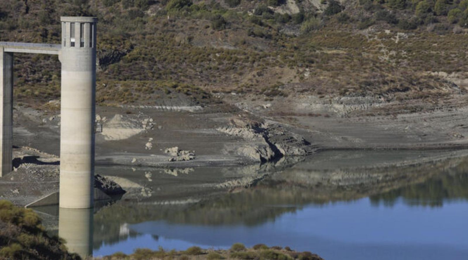 Aspecto del embalse de La Viñuela bajo mínimos.