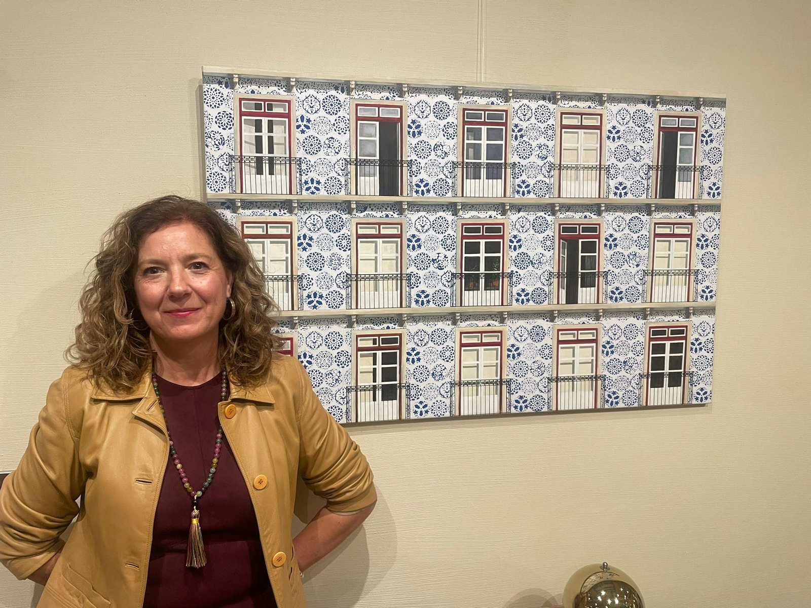 Carmen Sánchez Ruda con una de las obras de la exposición en el hotel Ocean Drive