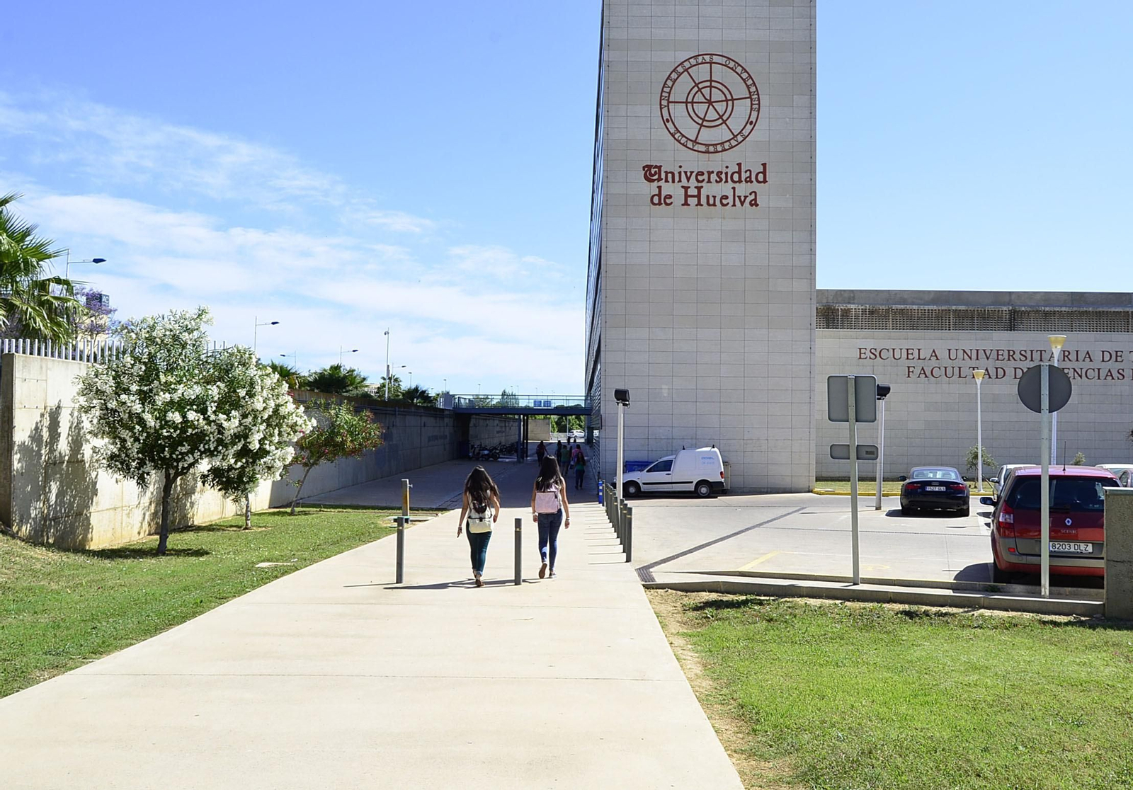 Estudiantes en el campus del Carmen de la UHU.