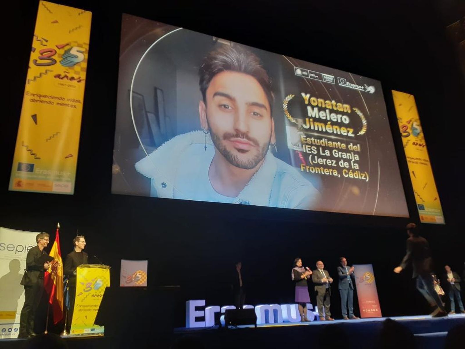 Yonatan Melero, subiendo a recoger el galardón en el Teatro Real de Madrid.