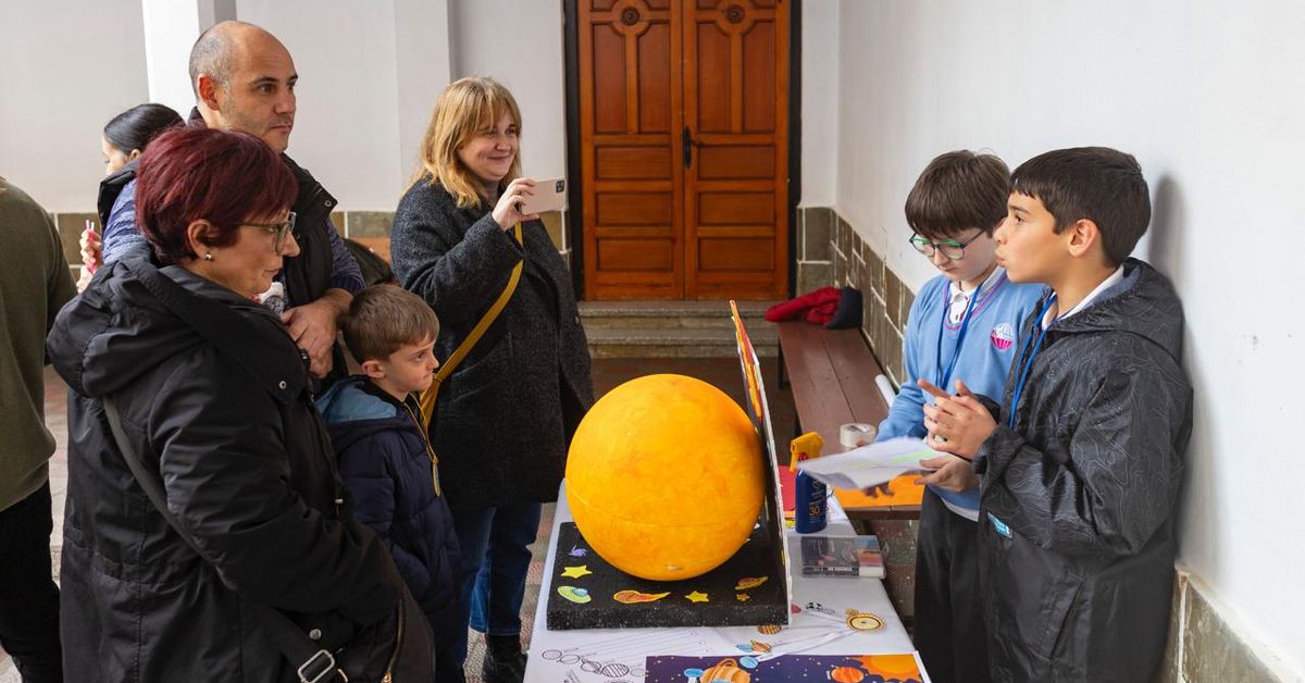 Unos 300 alumnos de Salesianas de Cádiz vuelven a convertirse en pequeños pero grandes divulgadores científicos