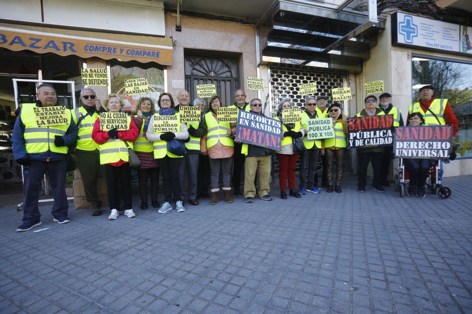 La nueva protesta del colectivo Yayoflautas de Córdoba, en imágenes