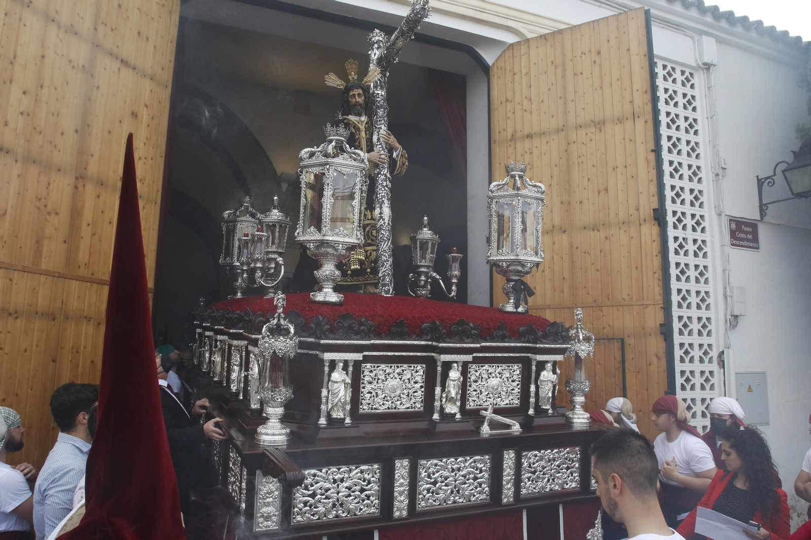 Lunes Santo en Córdoba: La procesión de la Vera-Cruz, en imágenes