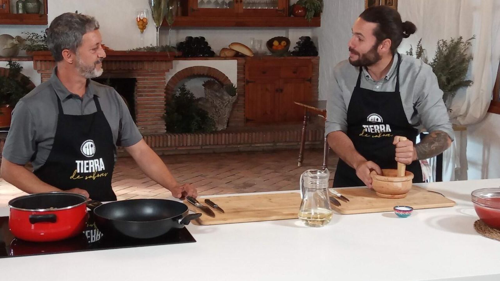 Bosco Benítez, a la derecha, en la grabación de 'Tierra de Sabores' en Benalup