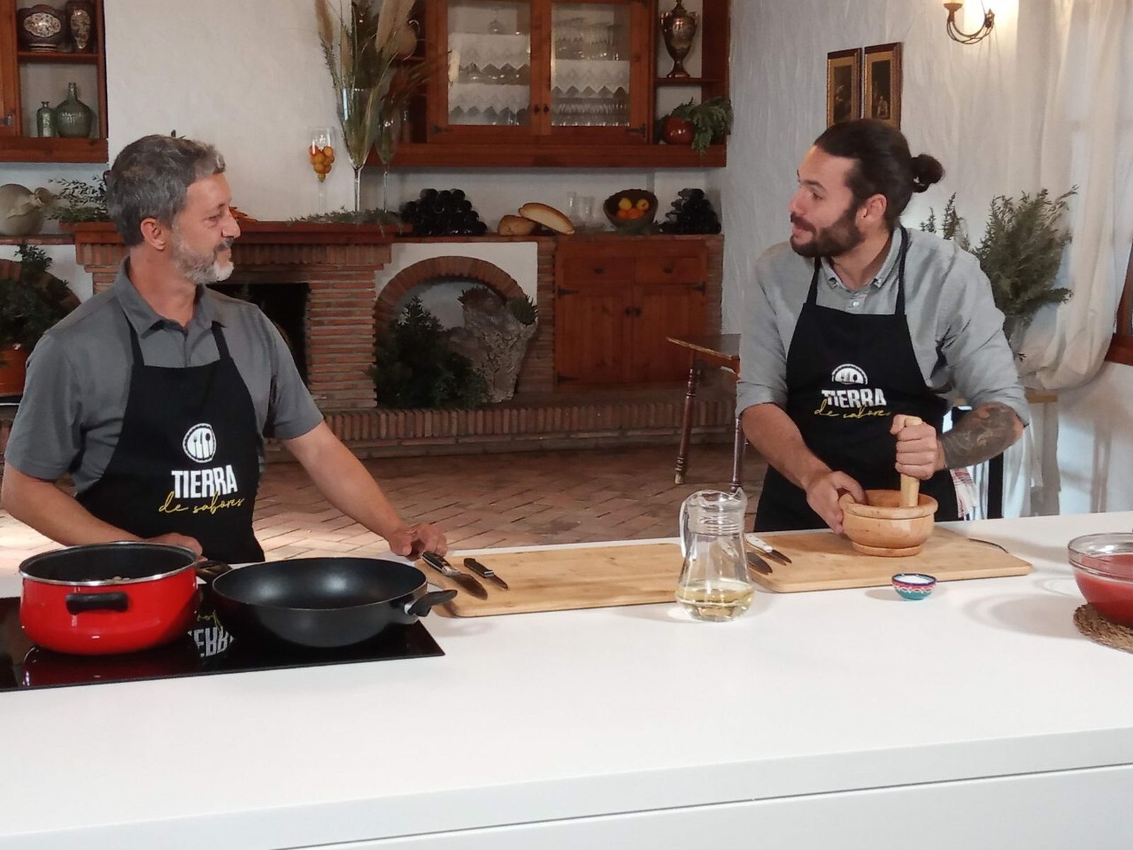 Bosco Sánchez, a la derecha, en la grabación de 'Tierra de Sabores' en Benalup