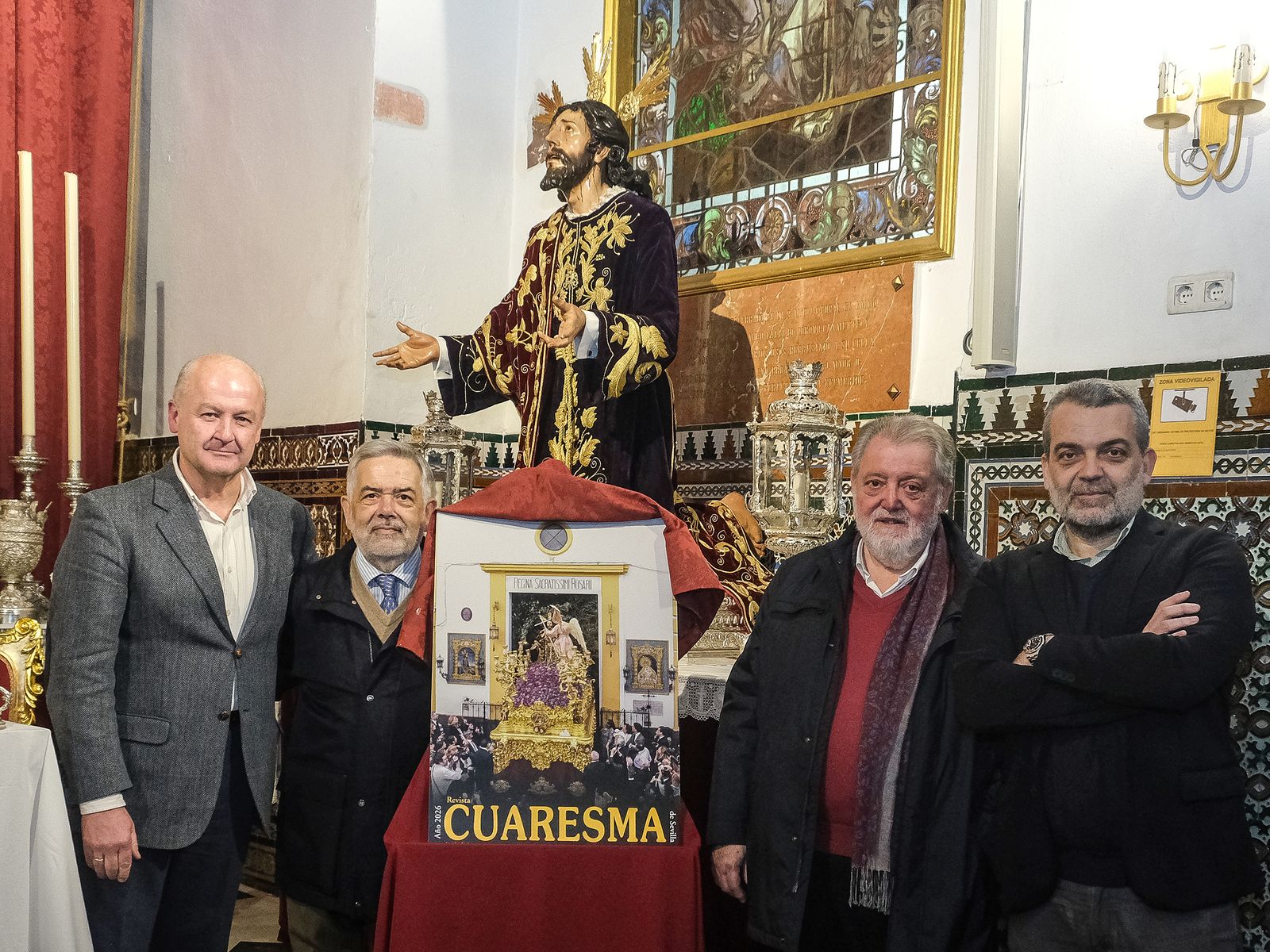 Acto de presentación de la revista en la capilla de la calle Feria, con la presencia de Fernando Salazar, Ángel Bajuelo, Juan Salas y el hermano mayor, Alberto Balbontín