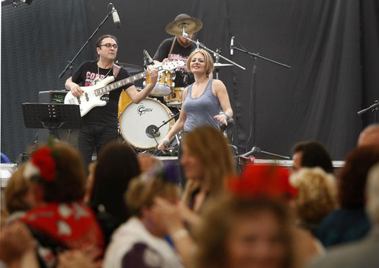 Algunos de los integrantes de la orquesta que actuó durante la tarde de ayer en la Caseta Municipal.

Foto: Fito Carreto