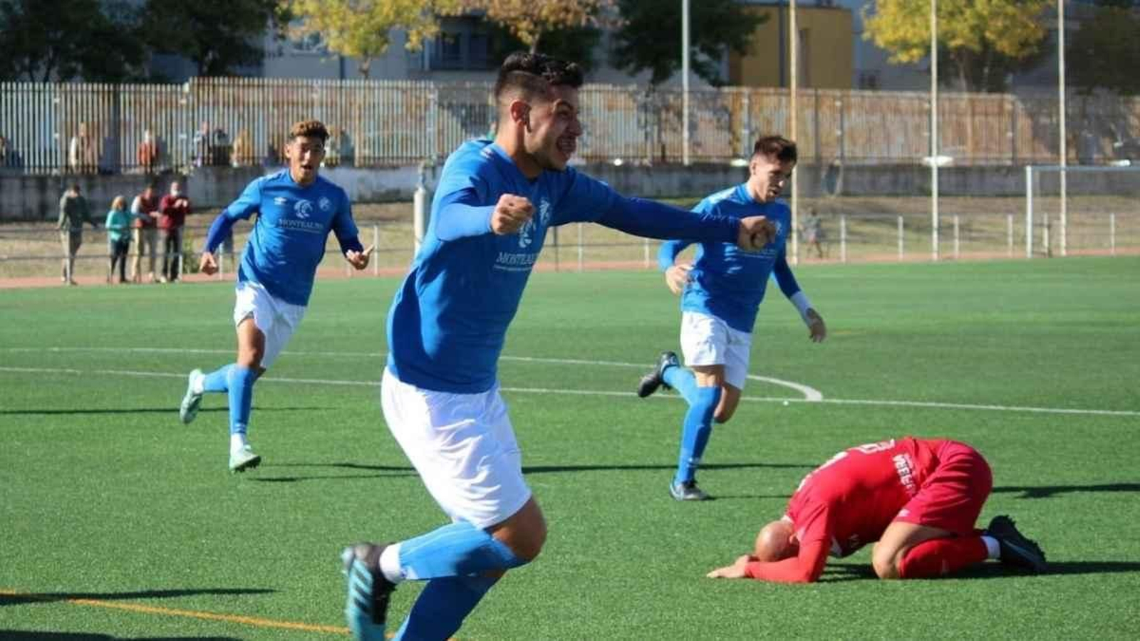 Sanlúcar celebra uno de sus goles con el filial azulino el curso pasado.