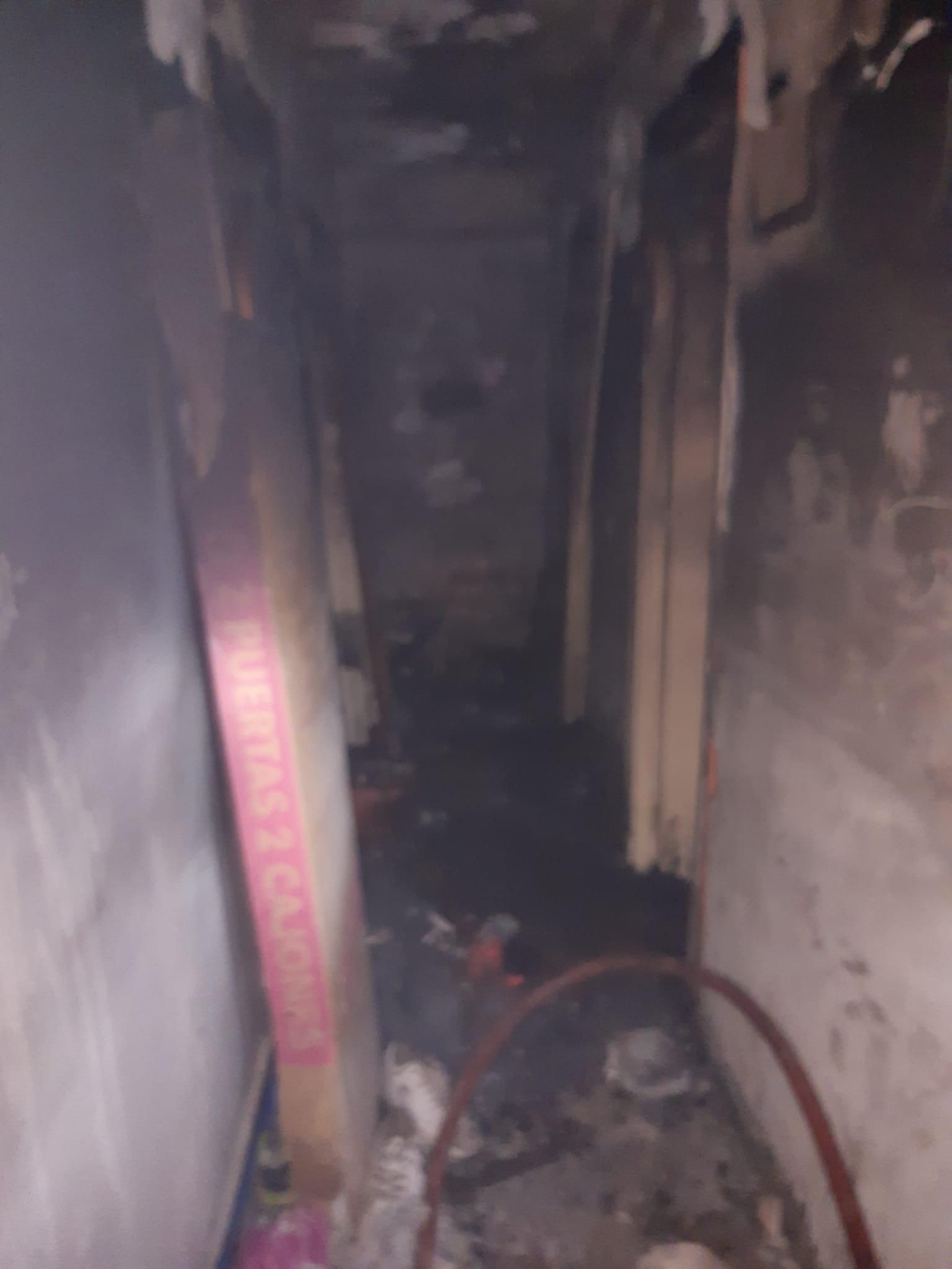 Uno de los pasillos de la vivienda quemado por completo