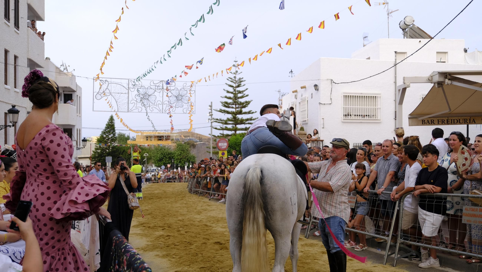 La popular carrera de cintas a caballo de las Fiestas de Mojácar, en imágenes