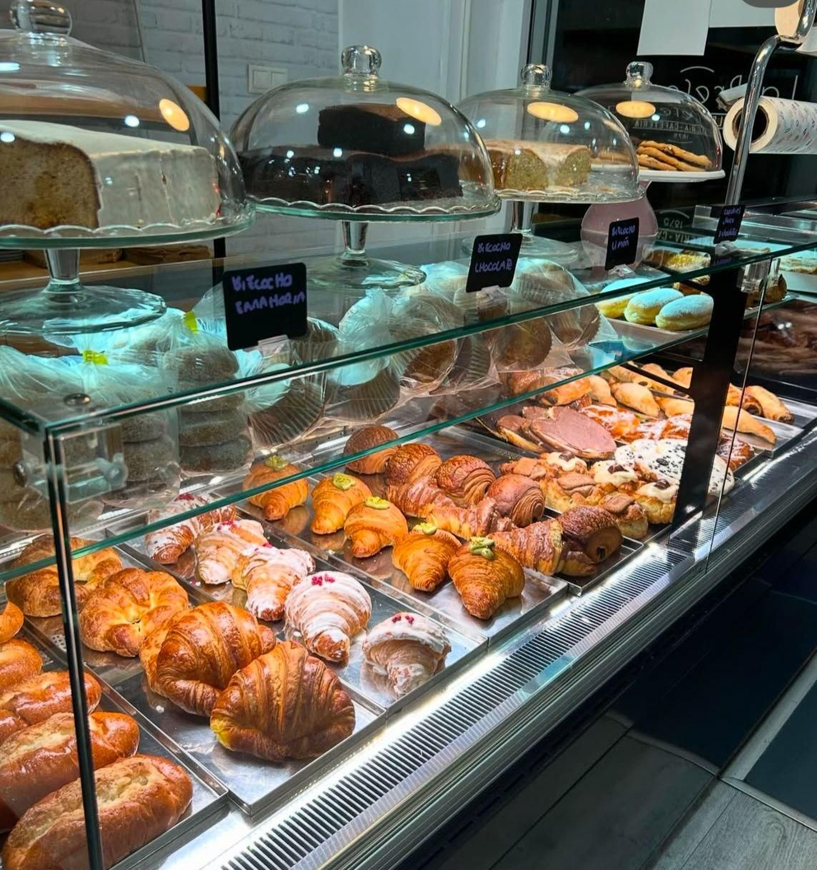 La bollería y las tartas caseras son las protagonistas principales de la pastelería y cafetería granadina.