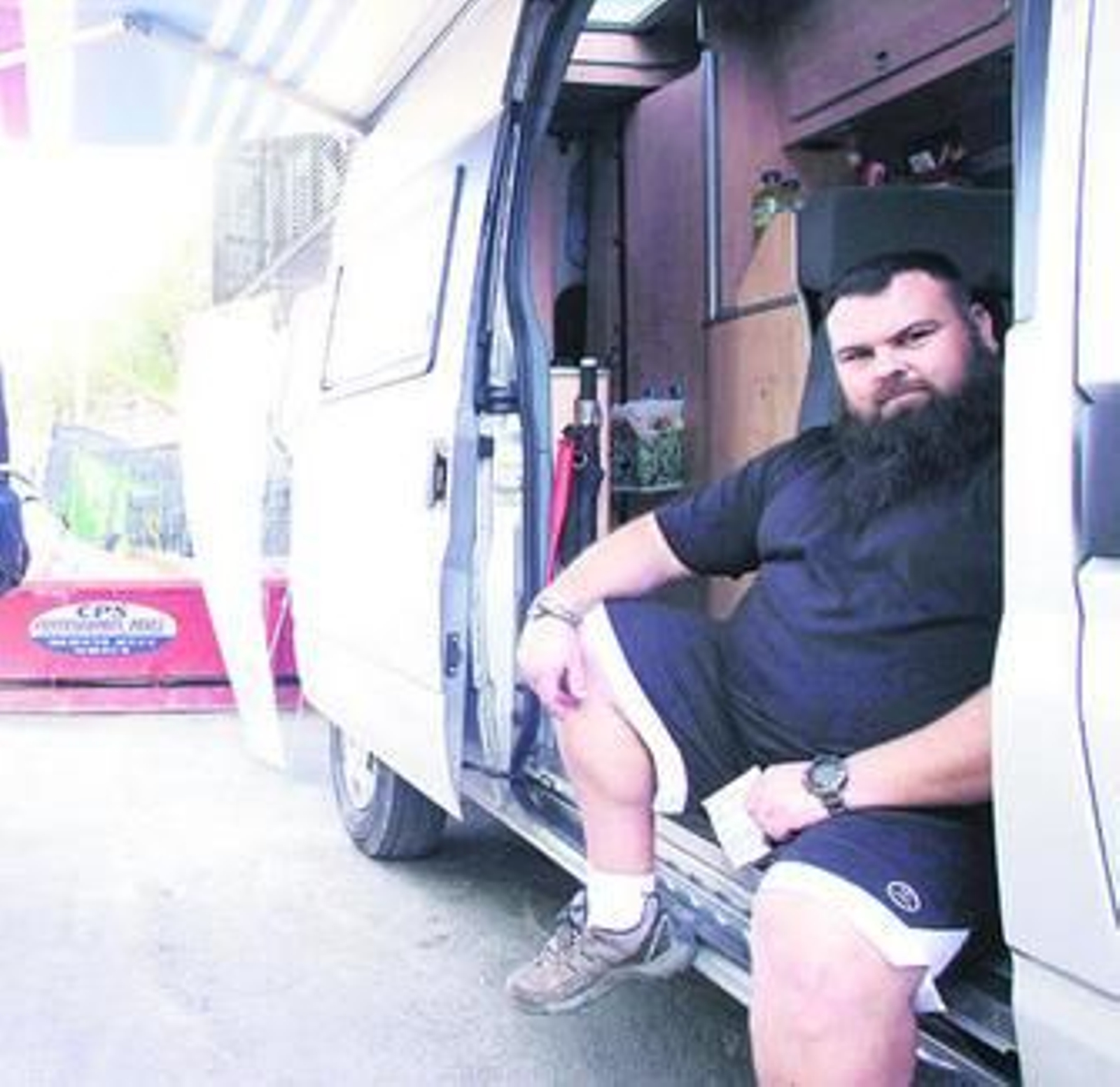 El bombero Martín López, sentado en la autocaravana.