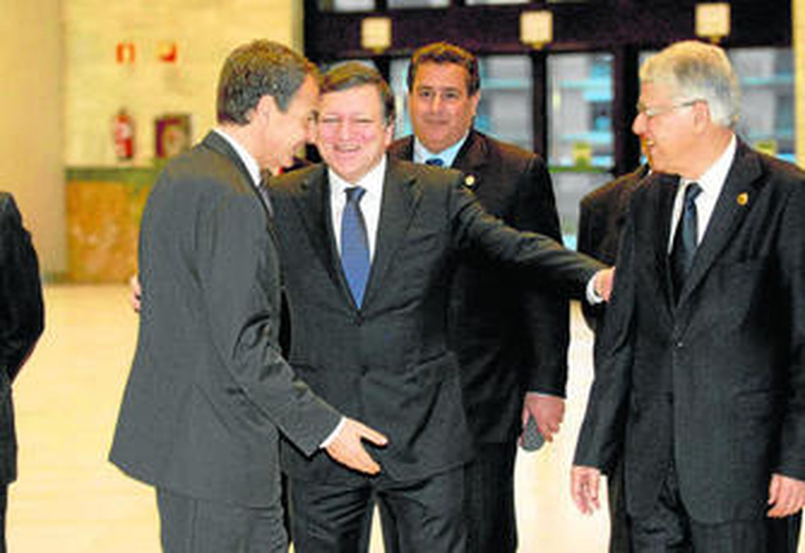 Durao Barroso charla con Rodríguez Zapatero y Abbas el Fassi antes de la cumbre empresarial UE-Marruecos que empezó ayer en Granada.