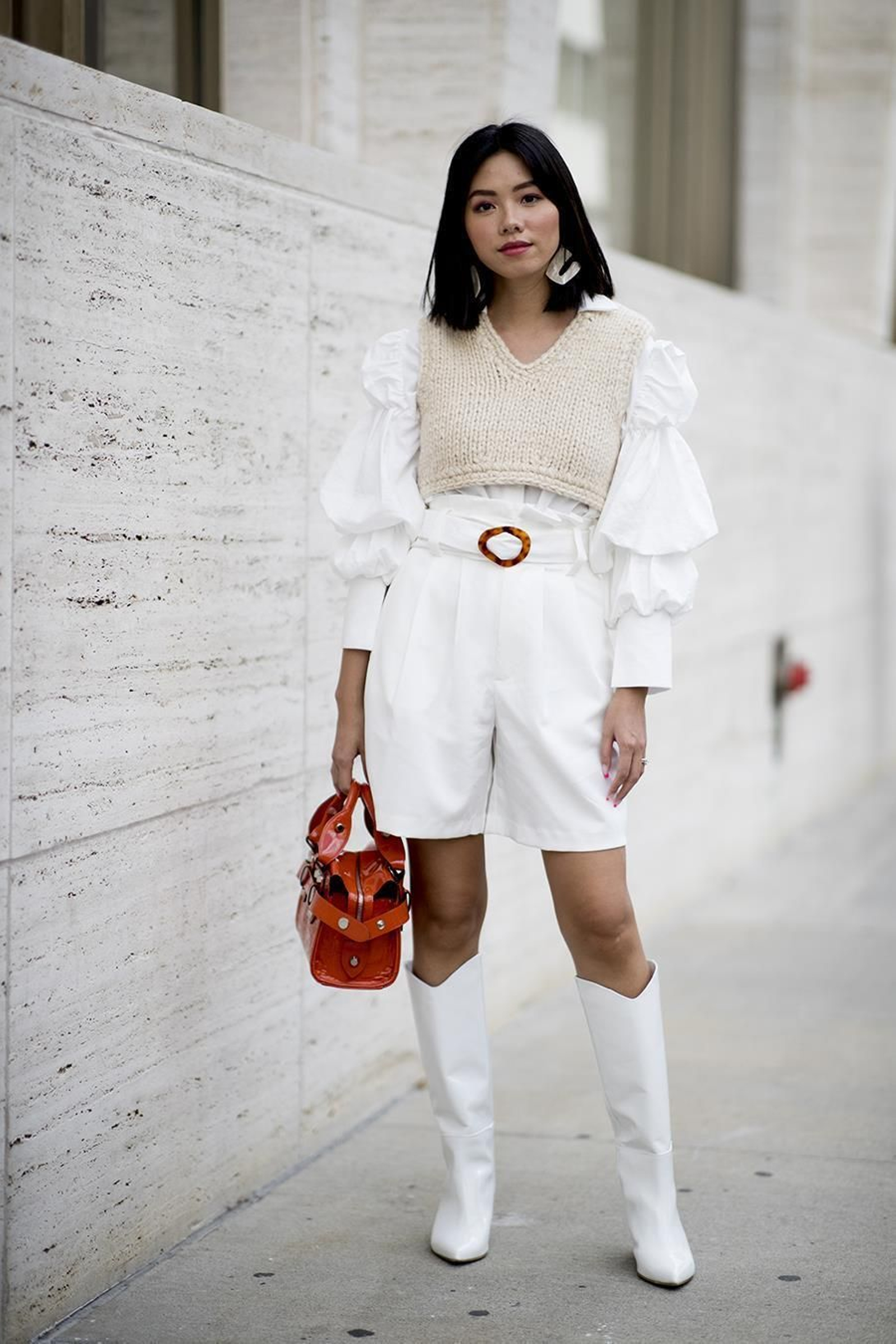 Un 'look total white' con camisa blanca para ir a la oficina.