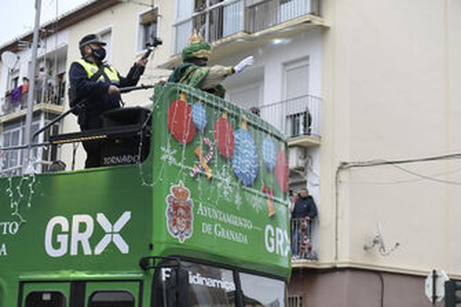 Fotos: así ha sido el recorrido en autobús de los Reyes Magos por Granada