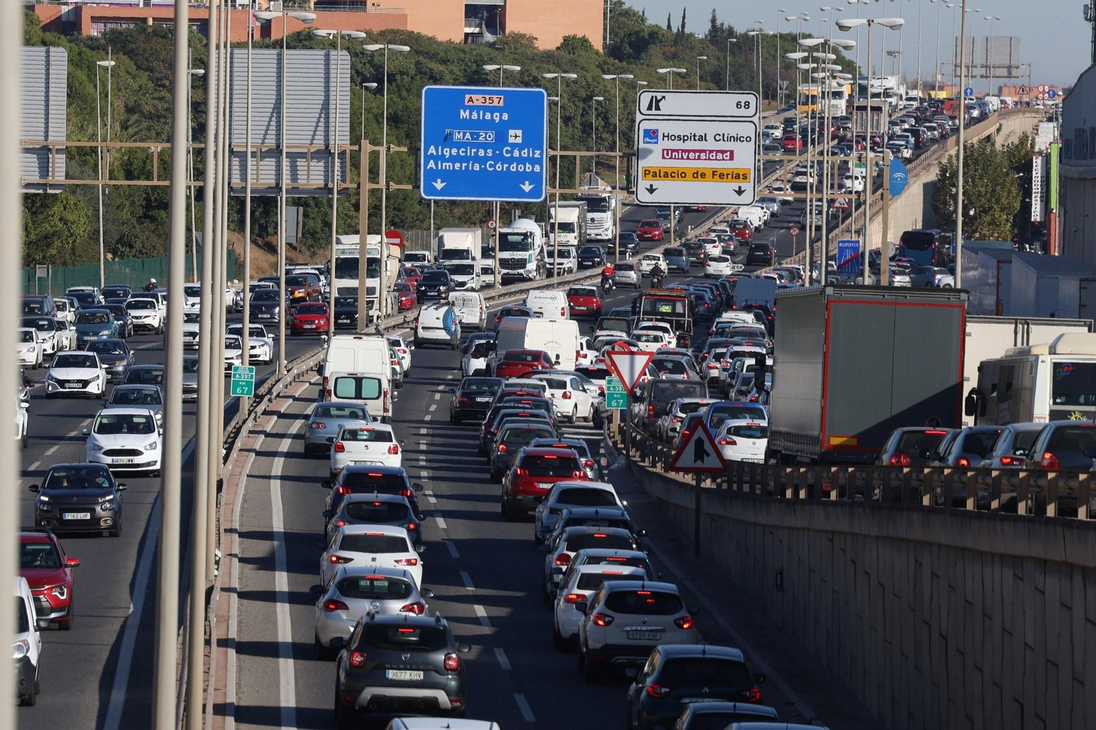 Atasco en el acceso a Málaga desde la A-357.