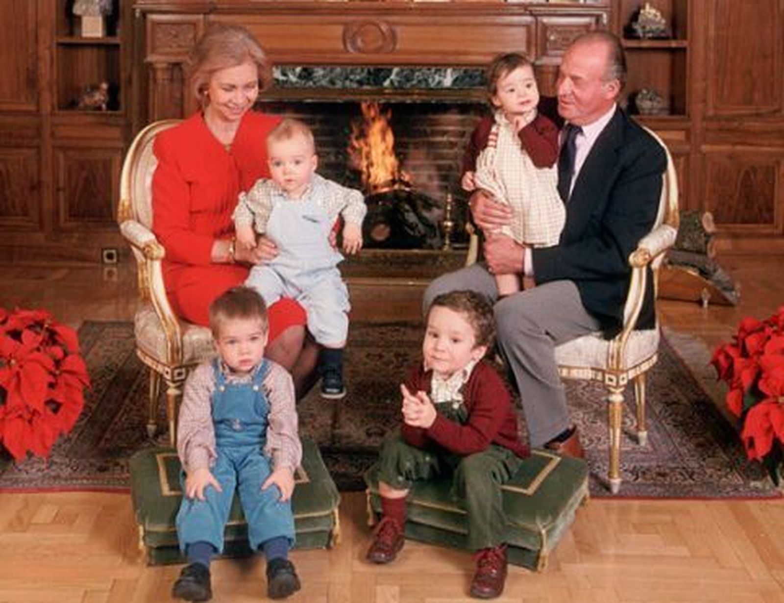 En 2001, los entonces Reyes con sus cuatro primeros nietos: Froilán, Victoria Federica, Pablo y Juan.