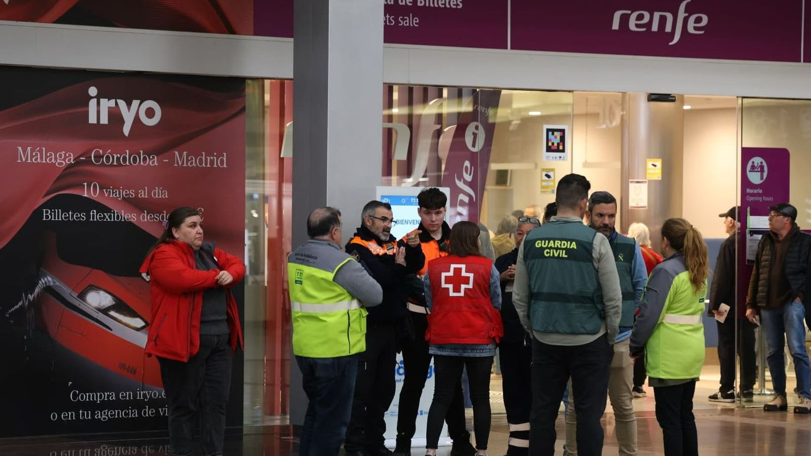 Efectivos de Guardia Civil, Protección Civil, 112 y Cruz Roja en la estación María Zambrano.