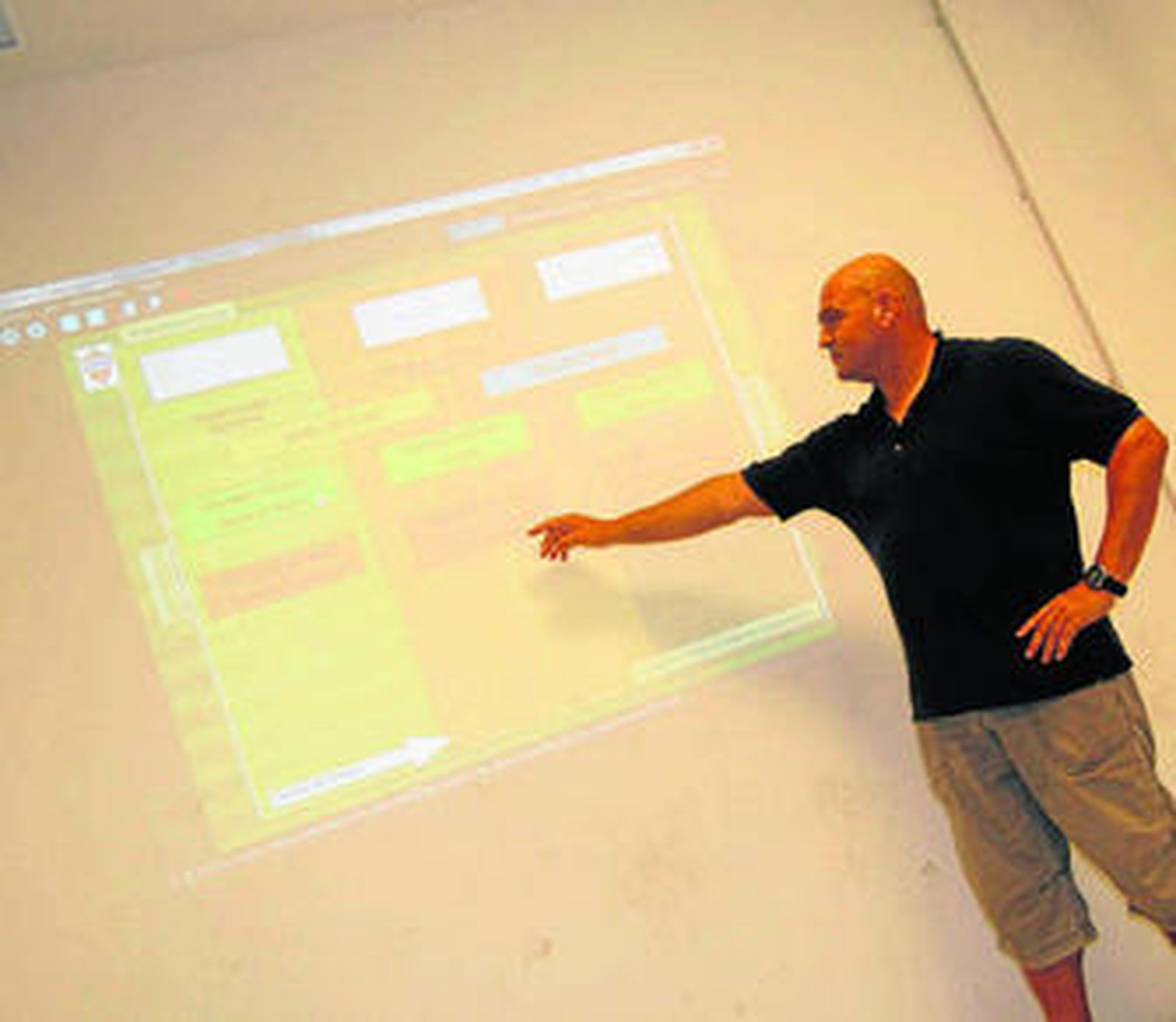 Juan Carlos Cintas explica unas proyecciones sobre cuestiones tecnico-tácticas.