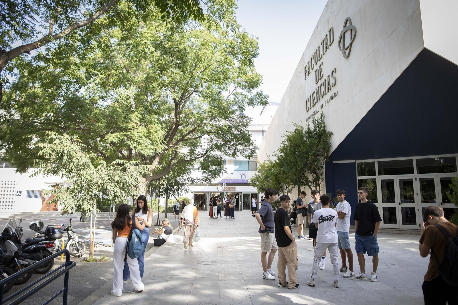 Entrada de la Facultad de Ciencias de la UGR. Entrada de la Facultad de Ciencias de la UGR.