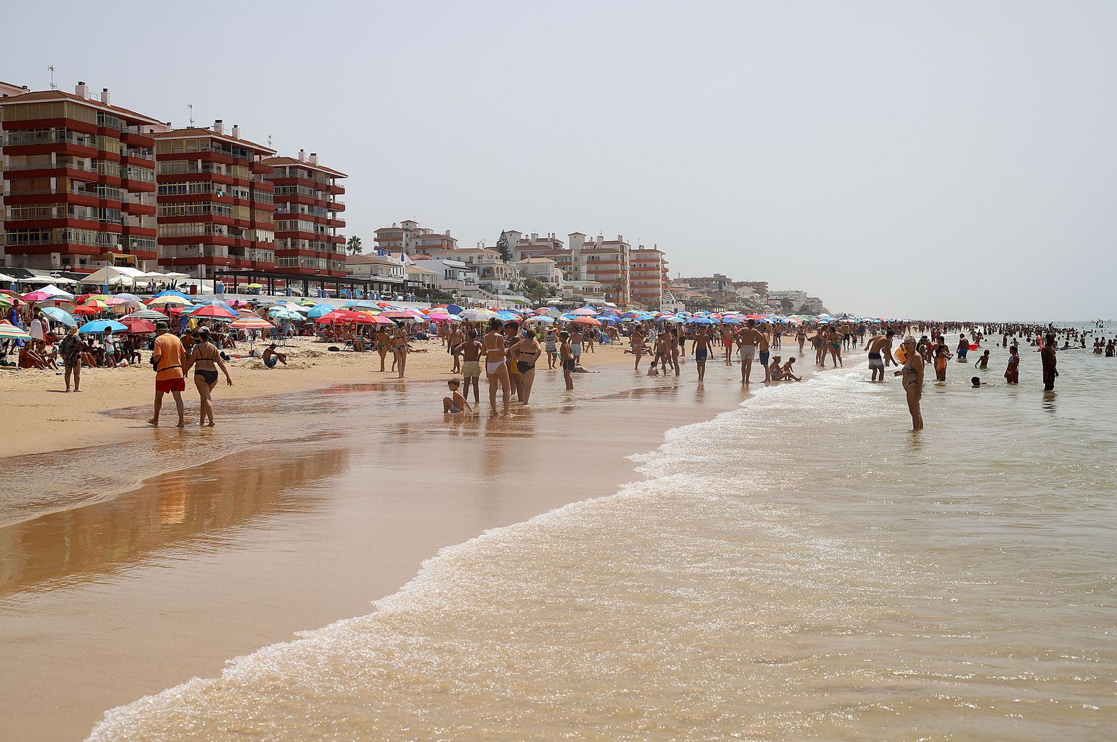 Imágenes del caluroso fin de semana en las playas de Huelva