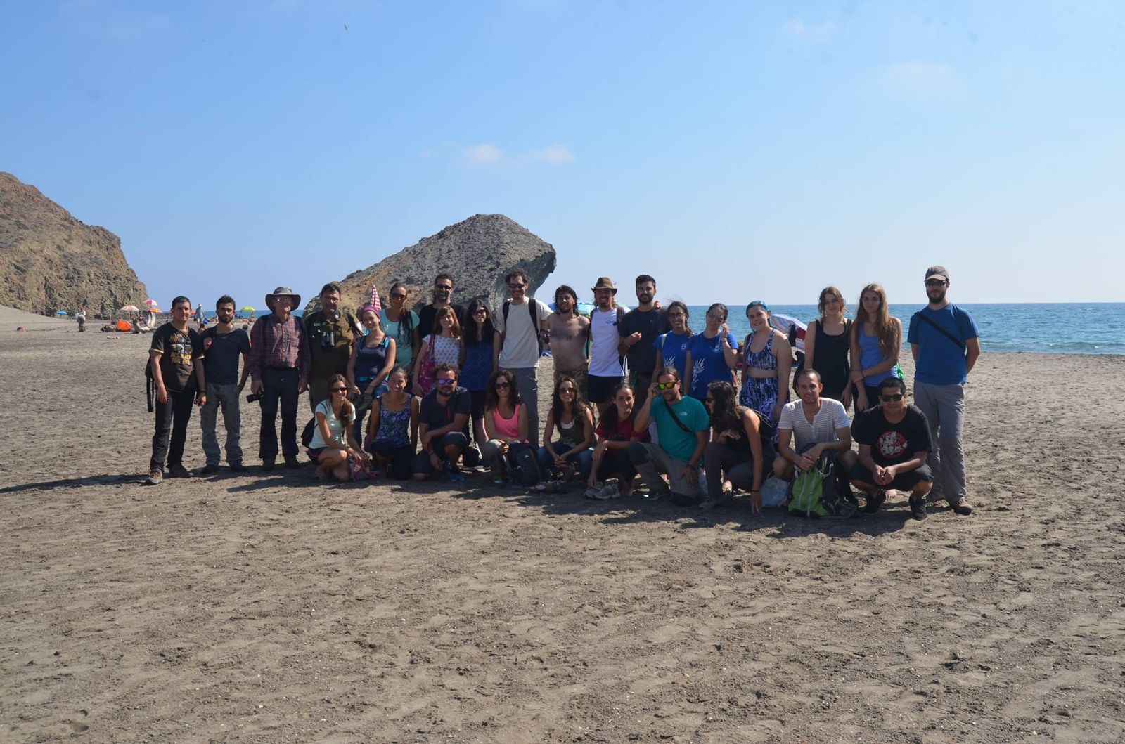 Grupo de participantes en el congreso en la playa de El Mónsul.