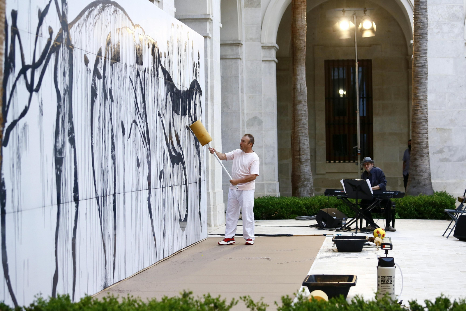 Fotos: Así es 'Despintura fònica', la performance de Miquel Barceló en el Museo de Málaga