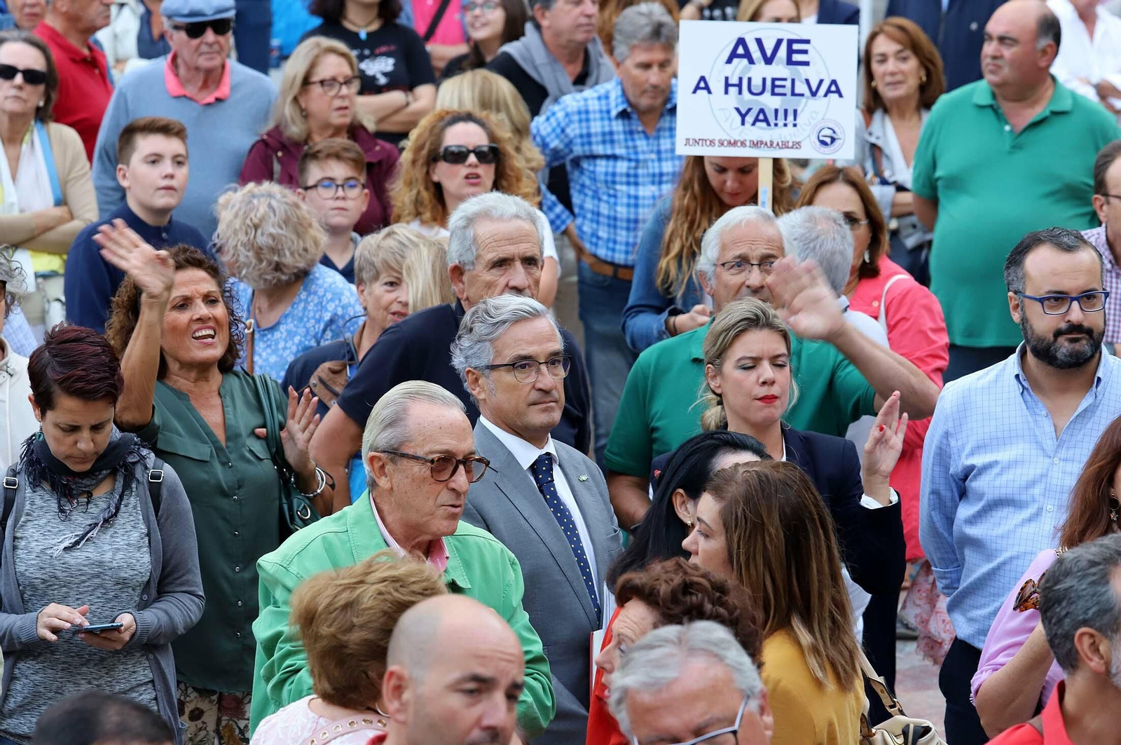 Imágenes de la concentración en defensa de la llegada del AVE a Huelva