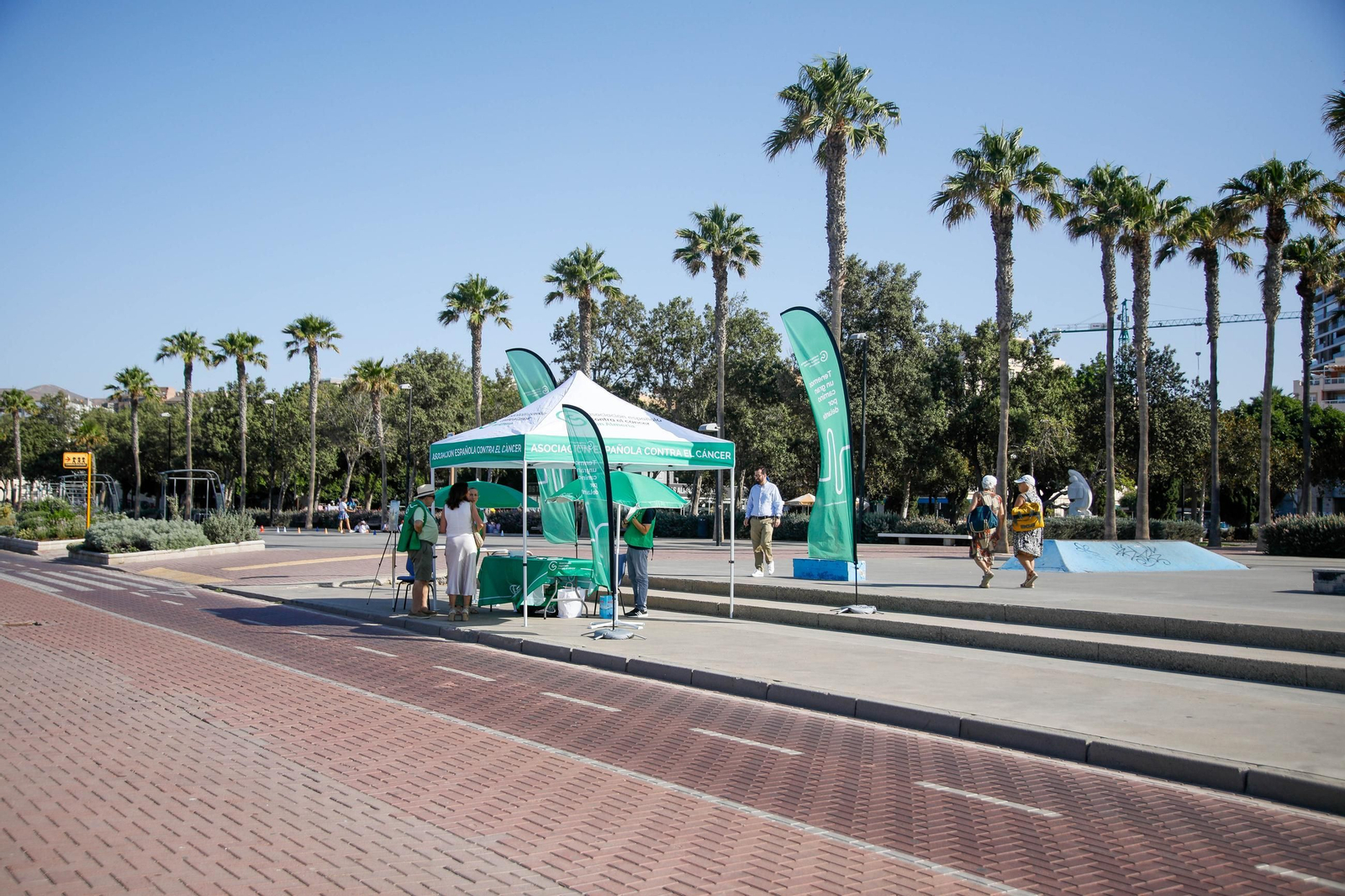 Las imágenes de la carpa informativa sobre prevención del cáncer de piel en Almería