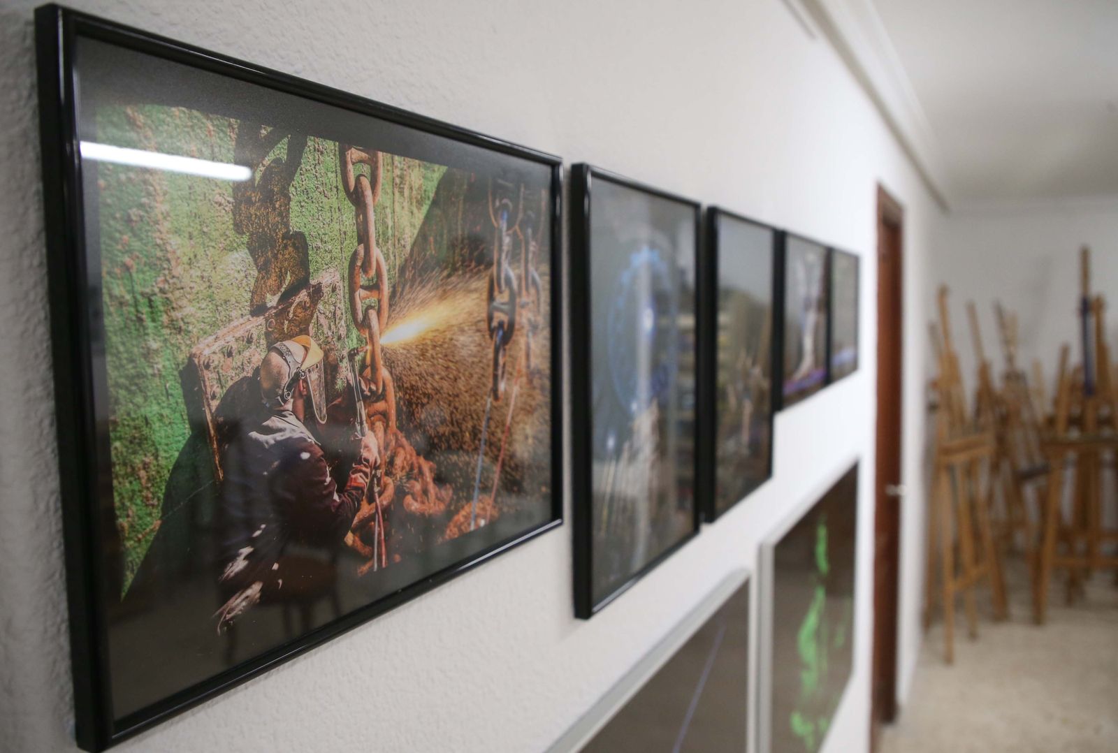 Fotos de la exposición de Tomoyuki Hotta 'Tomo los muros, prende la vida' en Algeciras